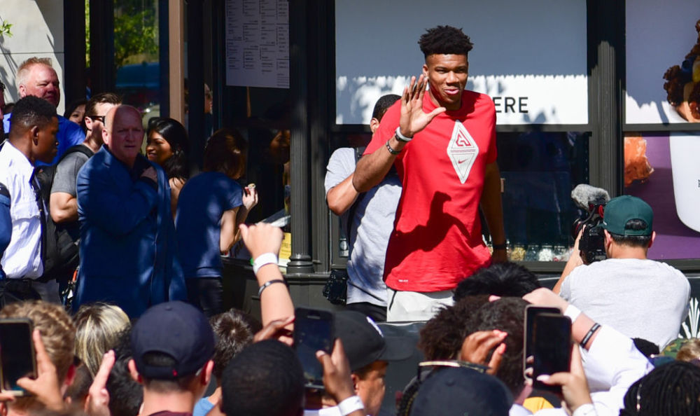 加斯佩里尼率队五次欧联杯赛季首战均获胜，且每次至少打进2球（加斯佩里尼执教球队欧联杯赛季揭幕战五战全胜，场场至少攻入2球）