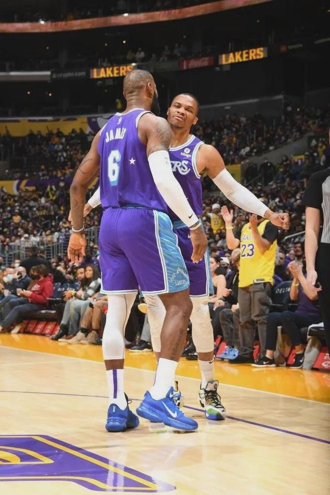 镜报：买安德森要1亿-1.2亿镑，曼联可能通过出售5人筹集资金（《镜报》：安德森身价1亿至1.2亿英镑，曼联或卖五将筹资）