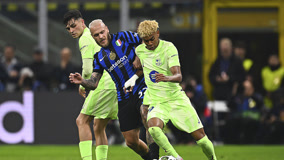 西甲半场：亚当斯门前造险，瓦伦西亚暂0-0塞维利亚（西甲半场：亚当斯制造门前险情，瓦伦西亚暂与塞维利亚0-0）