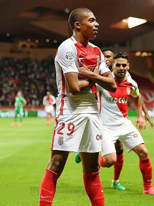 邵佳一告诫小球员：怎么能喝可乐呢，光跟老队员学散漫了（邵佳一提醒小球员：可乐怎能喝？别把老队员的散漫学去了）