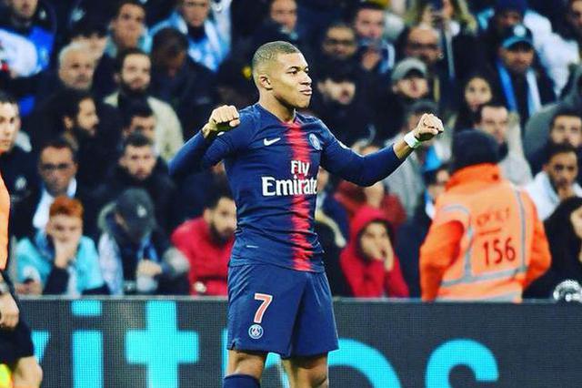 现场观赛，弗洛伦蒂诺和齐达内出席在伯纳乌举行的NFL海外赛（弗洛伦蒂诺与齐达内现身伯纳乌 观战NFL海外赛）