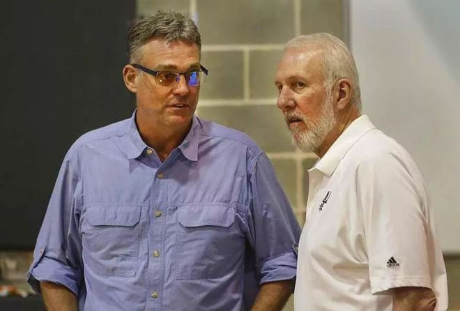 科尔：梅尔顿会频繁出现在收官阵容中，他能打两个后卫位置（科尔：梅尔顿将常驻关键时刻阵容，可兼任一、二号位）