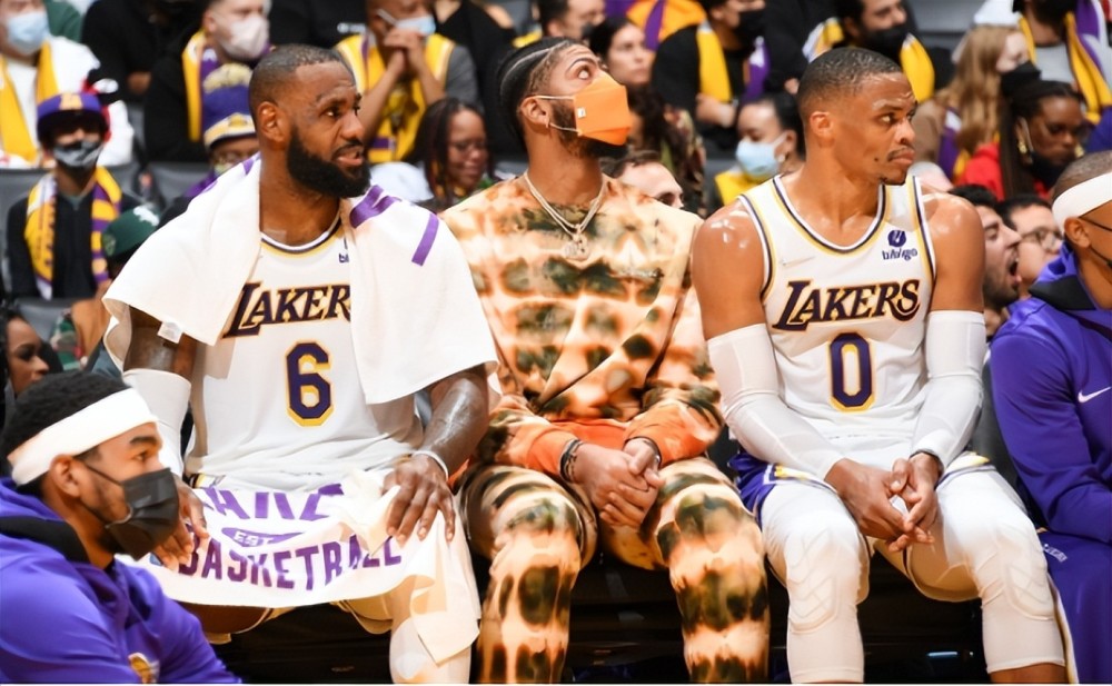 这一幕太逗！詹姆斯打脸奥科吉 随后一脸不好意思拍了拍后者屁股（尴尬又好笑！詹姆斯误打奥科吉面部后还拍了拍对方屁股）