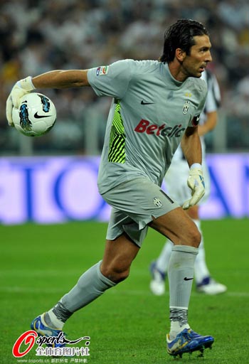 卡洛斯-奥古斯托：踢右路我也感觉良好，球队始终是第一位的（卡洛斯-奥古斯托：右路照样能踢，球队永远至上）