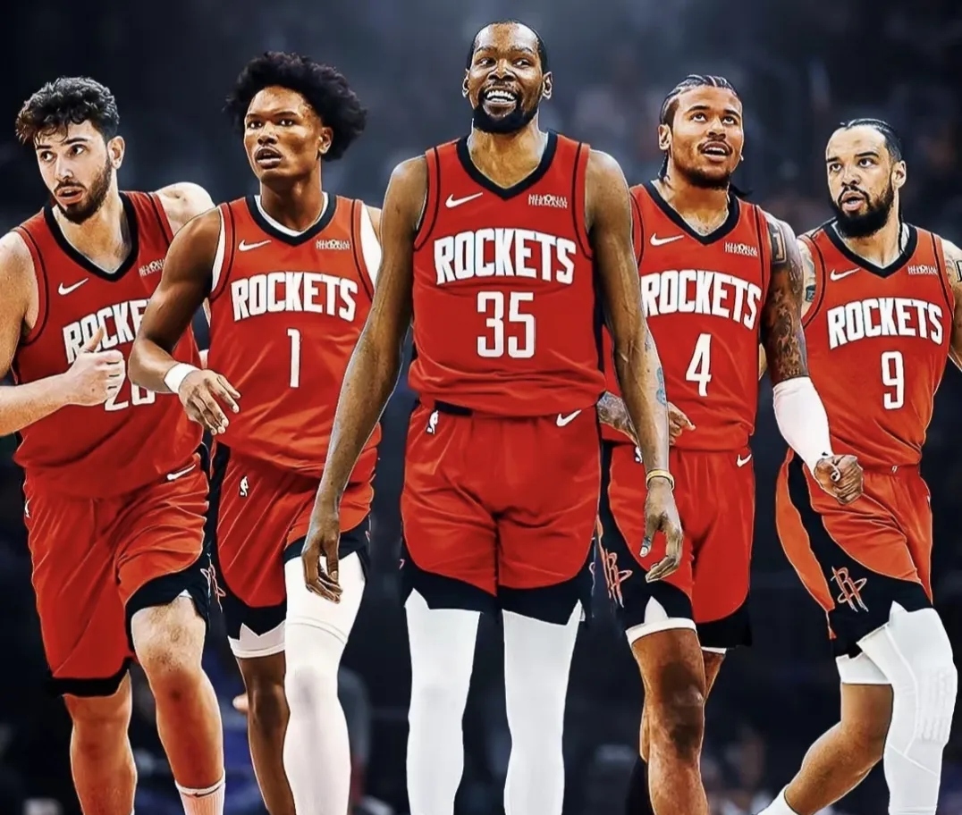 记者：斯卡洛尼将带着大力神杯参加世界杯抽签仪式（据记者报道，斯卡洛尼将携大力神杯出席世界杯抽签仪式）