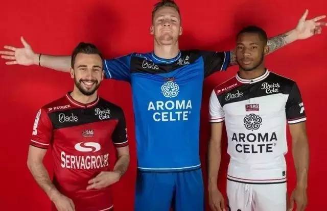 U22国足门将栾毅：少一人作战大家仍团结在一起，平局不容易（U22国足门将栾毅：十人应战依旧齐心，艰难收获平局）