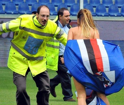 新闻背景：上一轮法甲，摩纳哥客场1-4不敌雷恩。（法甲上轮：摩纳哥客场1-4负于雷恩）