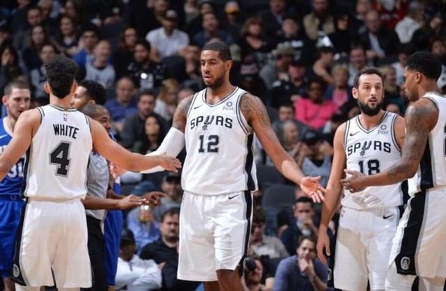 足球+音乐会，河南主帅拉莫斯当乐团指挥&阿奇姆彭等球员参加（足球遇见音乐：河南主帅拉莫斯化身指挥，阿奇姆彭等球员参与）